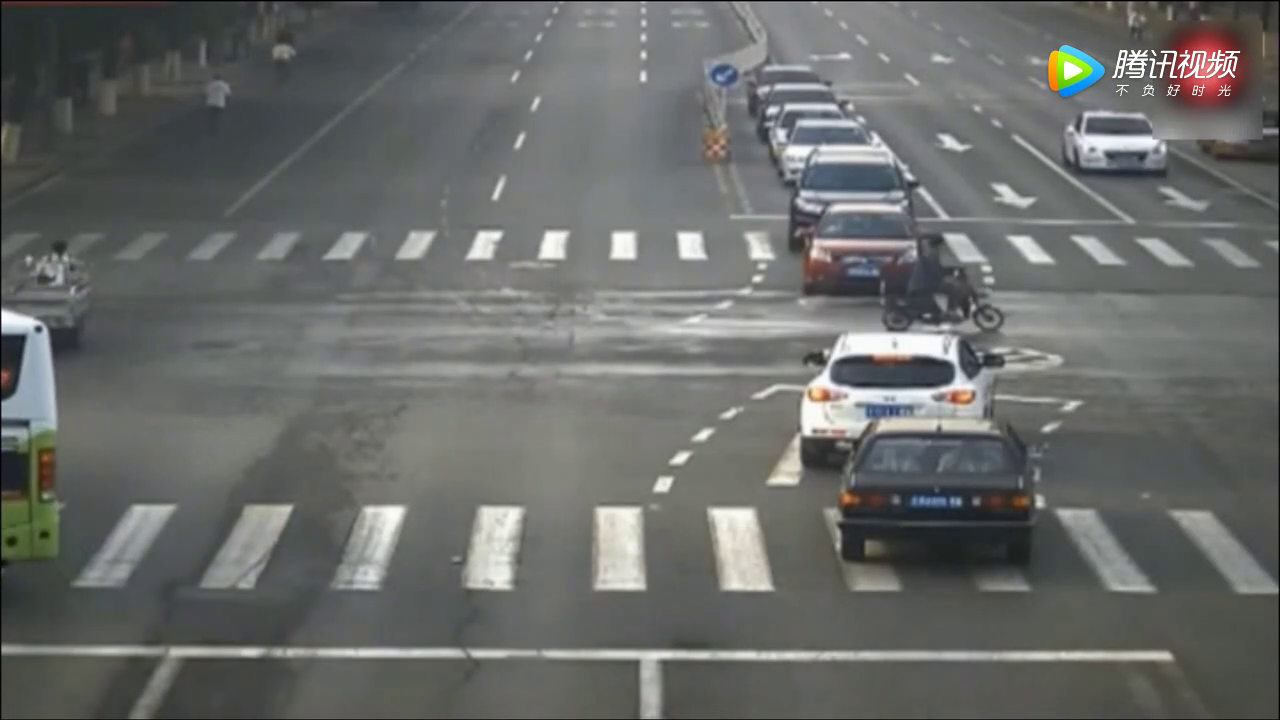 监控实拍：任性电动车加速闯红灯，轿车拼命刹车，还是来不及了