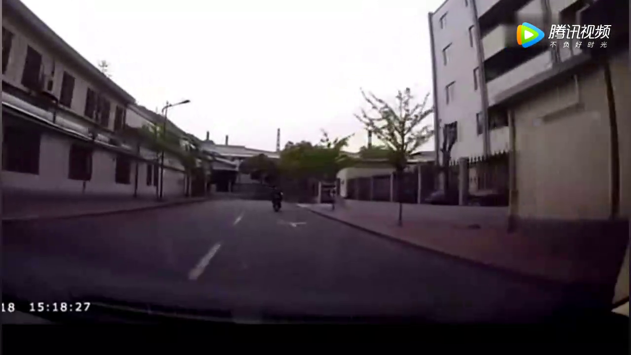 电动车男子随意左拐了一下，没想到把命拐没了