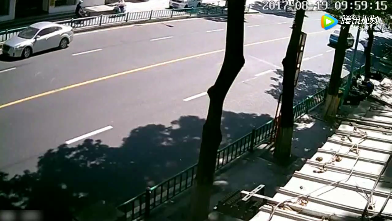 轿车路上突然急拐弯，导致后边骑电动车的一家三口直接上演前空翻