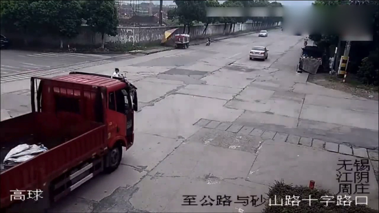 作死电动车闯红灯，货车猛踩刹车救他一命，可惜还是被轿车撞了