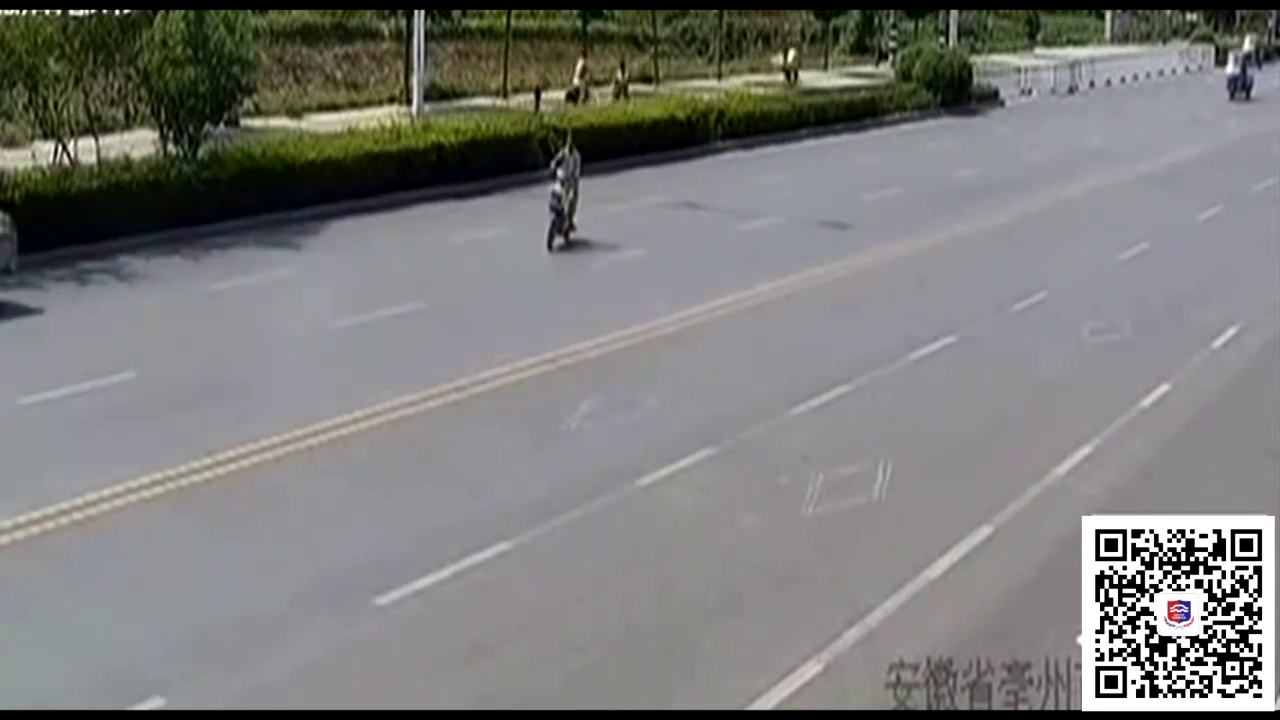 女子骑电动车斜穿过马路，被撞飞数圈