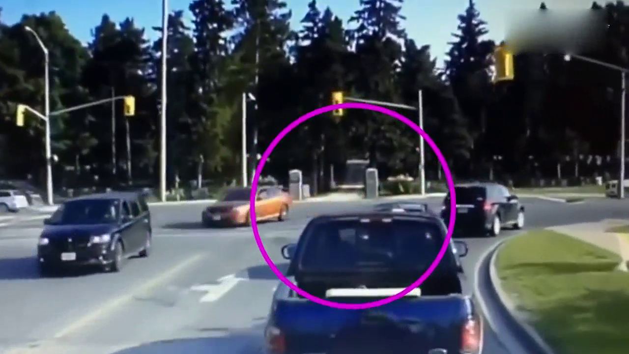 白色SUV左拐惨遭三菱轿车铲底，狠狠摔在地上，注意交通安全啊