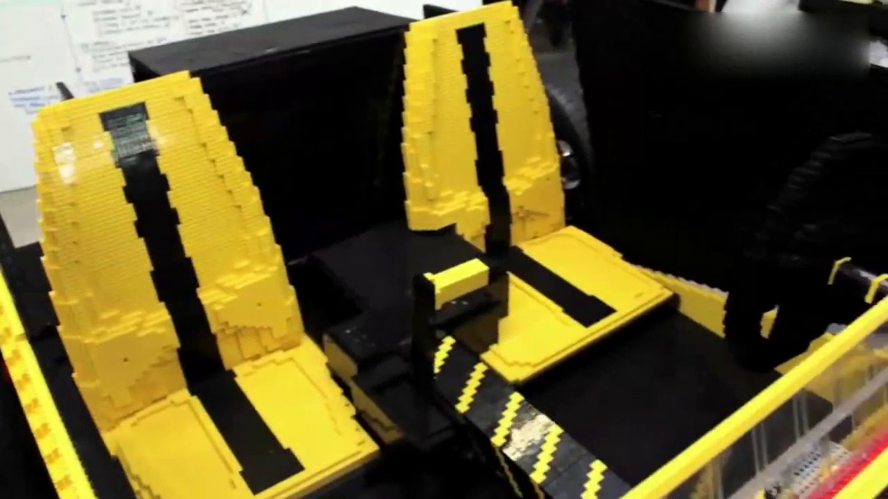 牛人用积木拼出一辆超级跑车 竟然还可以上路行驶