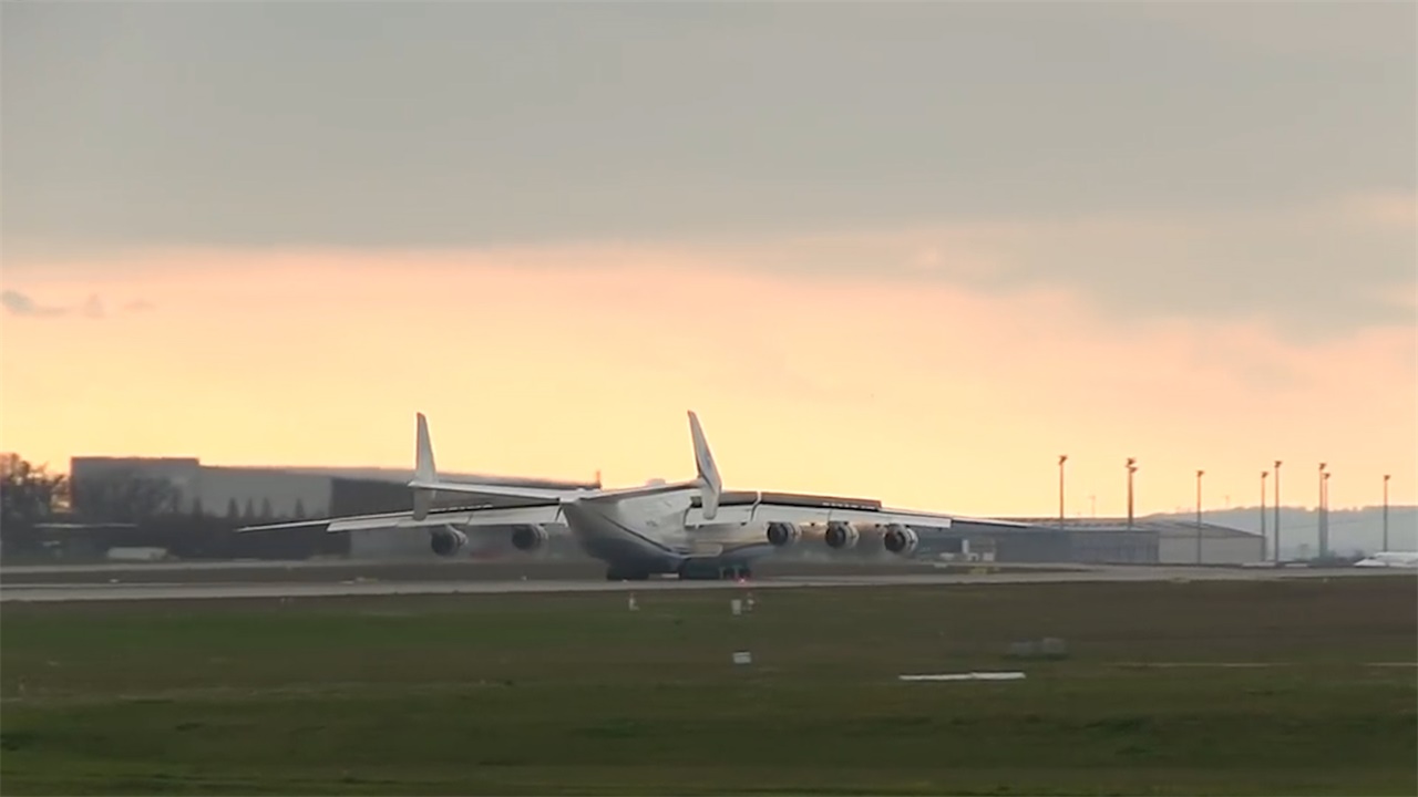 世界最大的飞机,列车都能装下,肚子真的是够大