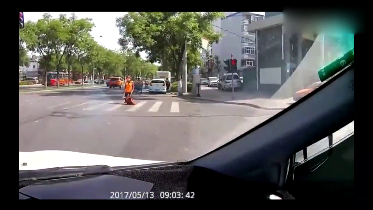 已经很小心了，还是没有躲过这样冲过来的电动车