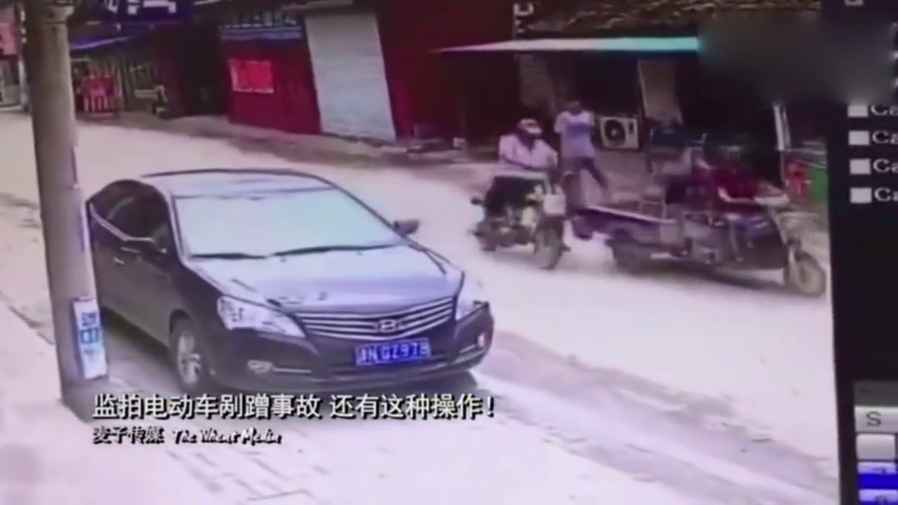 大爷骑着电动车被撞倒，监控拍下大爷深藏多年的绝技！