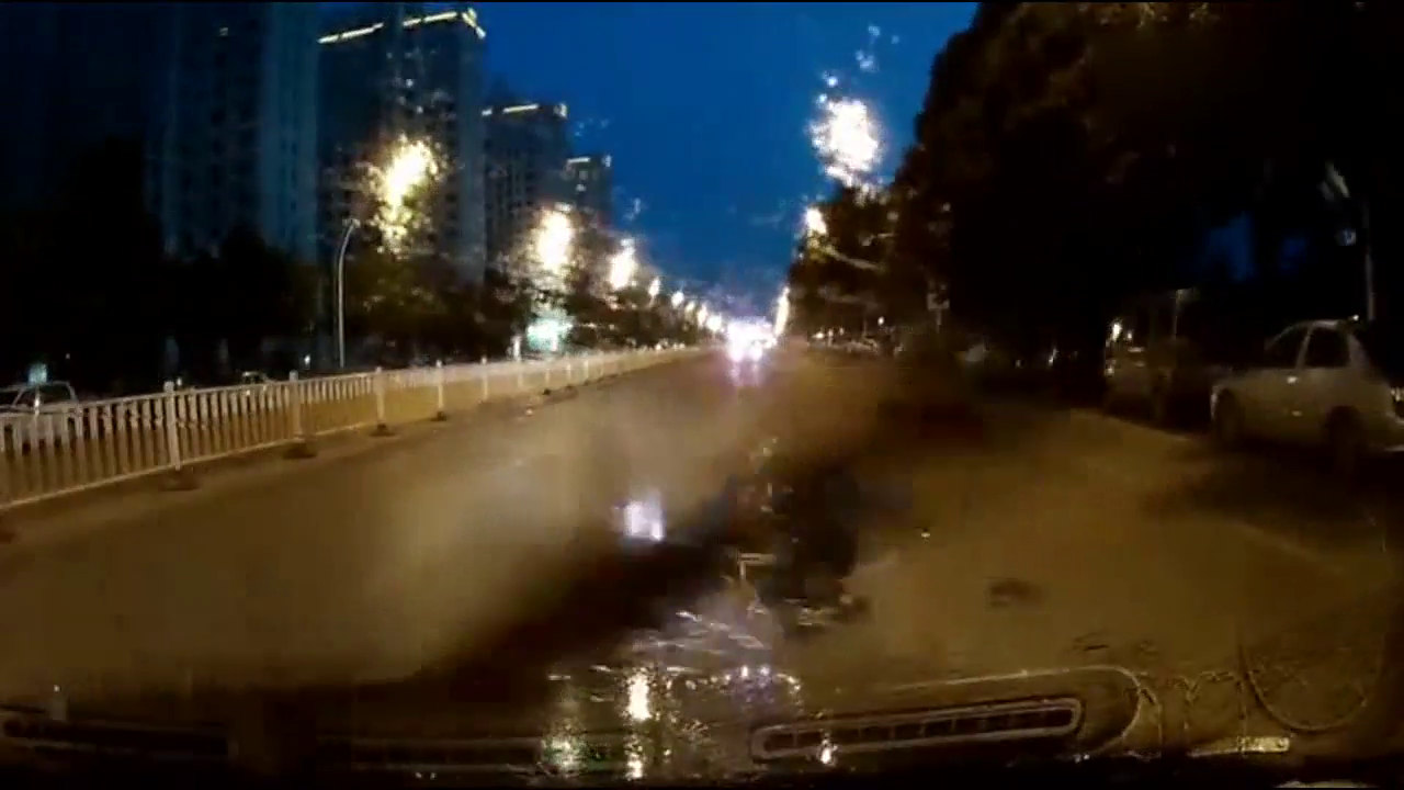 电动车逆行过来，视频车无奈将其撞飞!