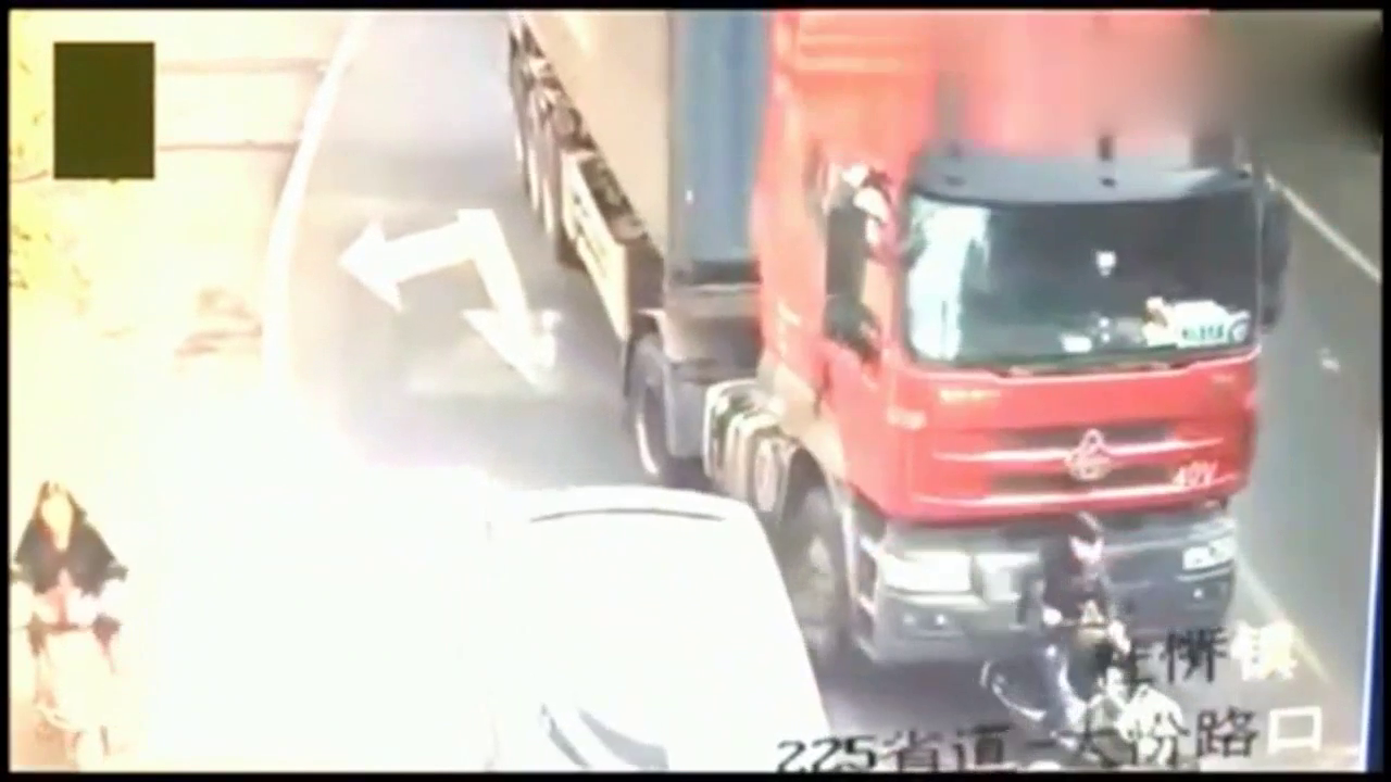 电动车男子卷入大货车车底，监控拍下死里逃生一幕