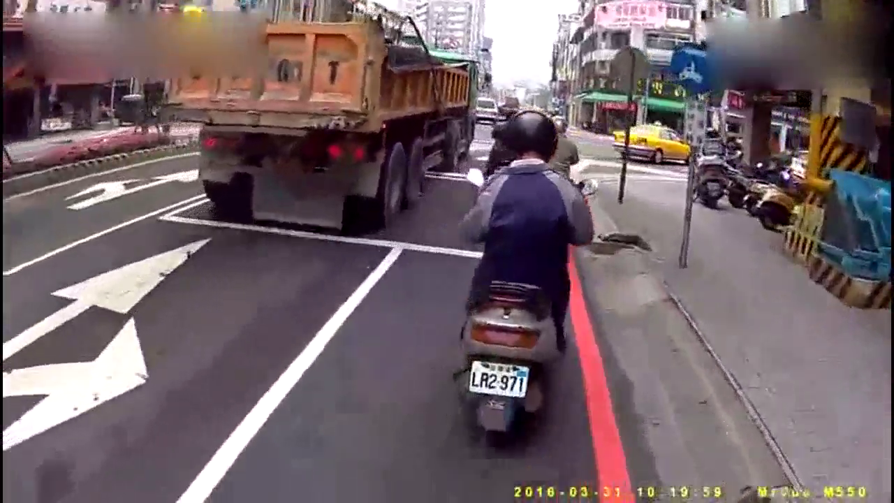 行驶的大卡车轮胎突然爆胎，旁边的电动车反应亮了！