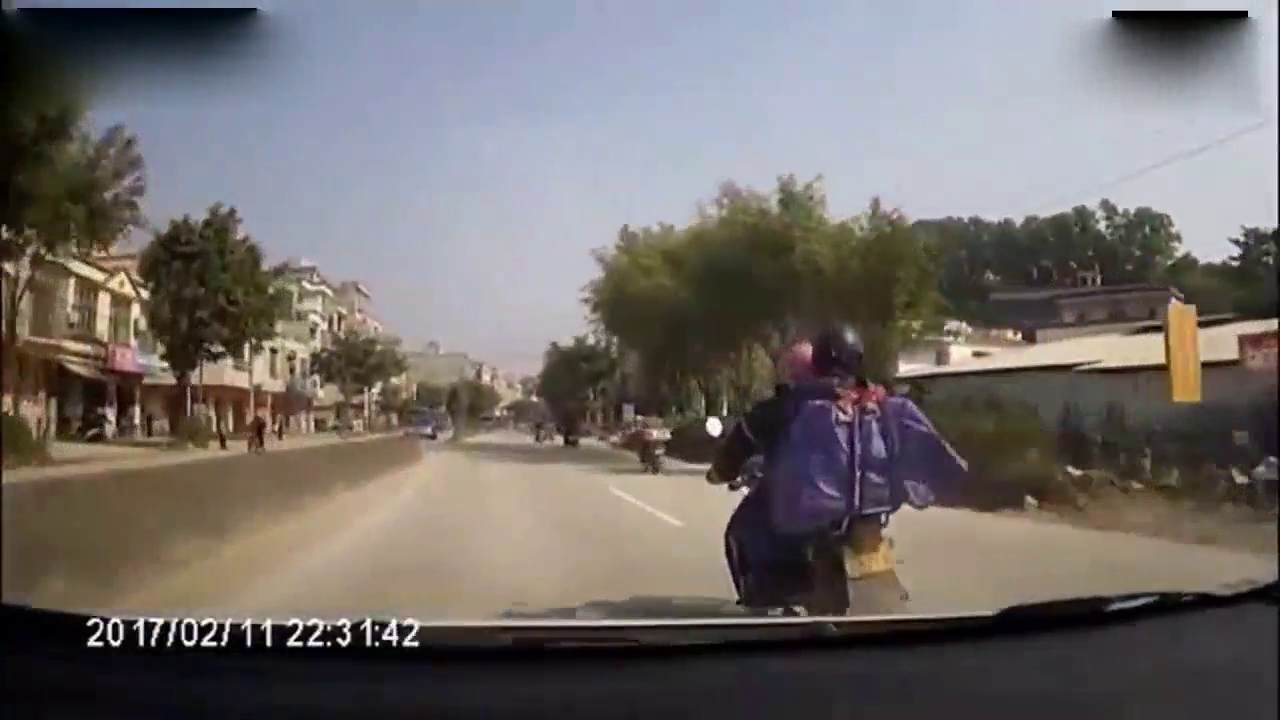 载人电动车突然转弯，被视频车直接撞飞