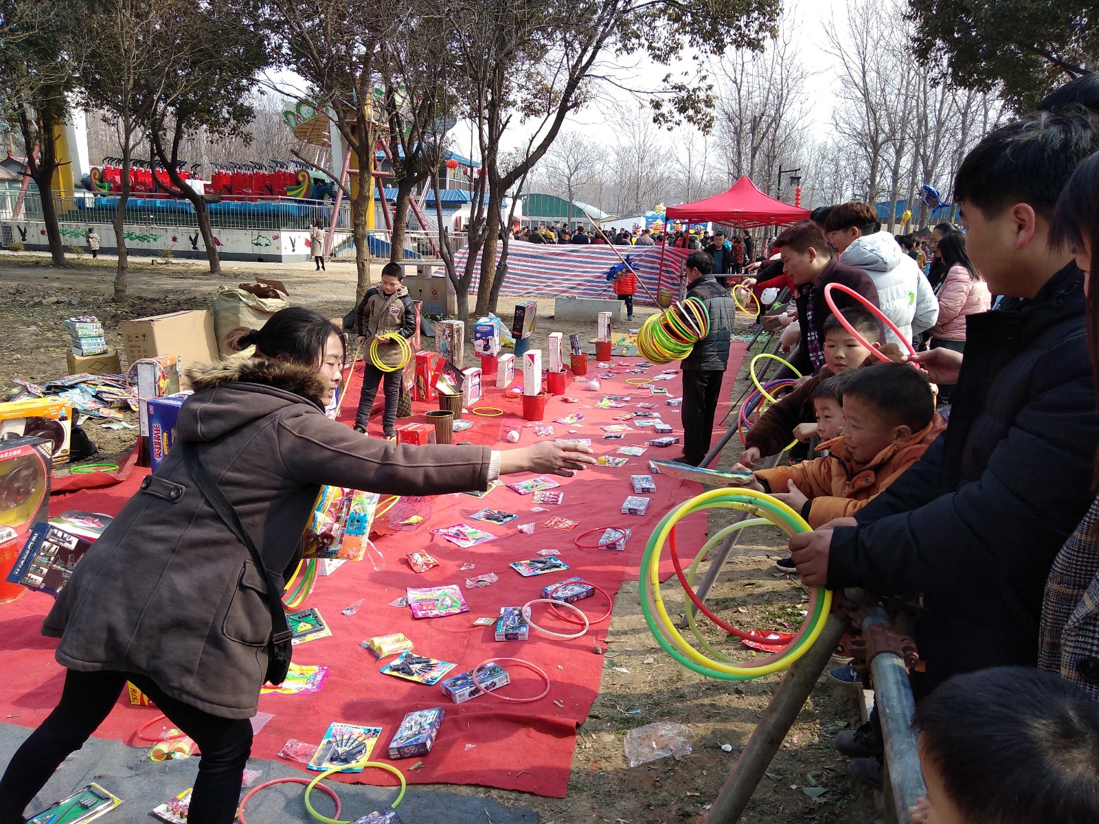 中年妇女带儿子公园摆摊挣些零花钱 套不中也