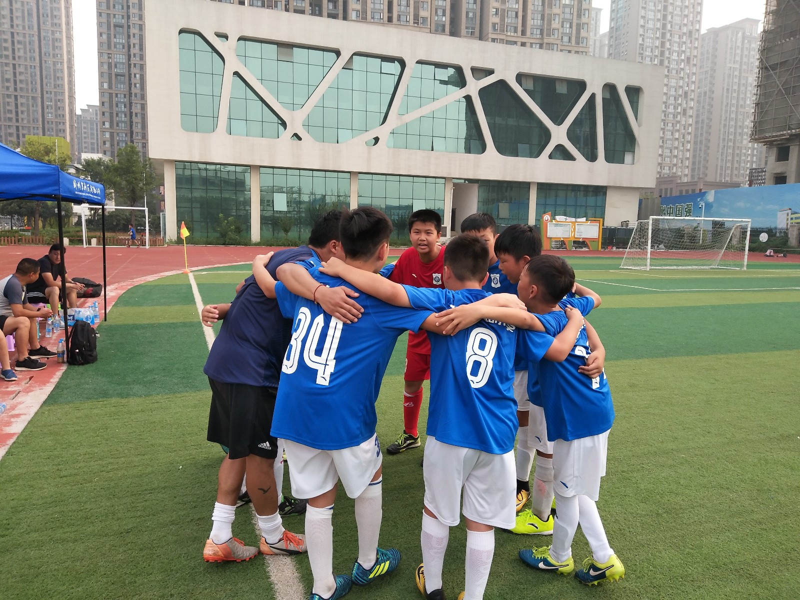 郑州上街区中心路小学足球队再获市长杯冠军