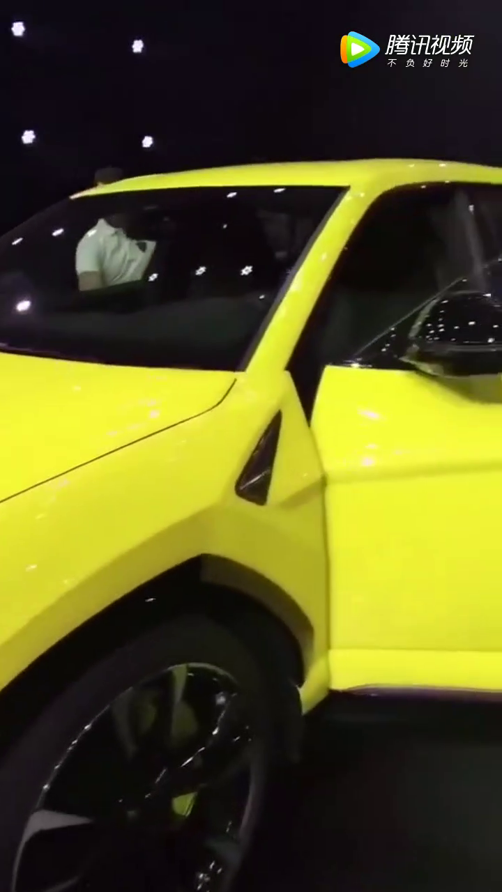 2018款兰博基尼SUV刚刚到国内，打开无框车门让路虎立马失去光芒