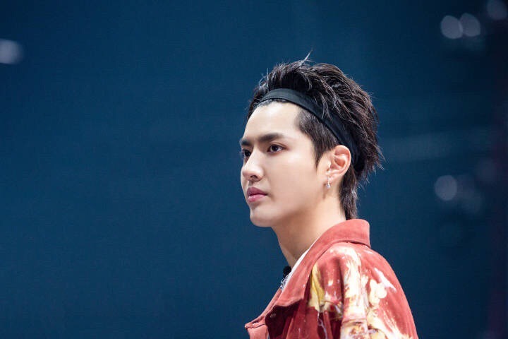 吴亦凡怪发型红装配发带亮相《中国新说唱》,