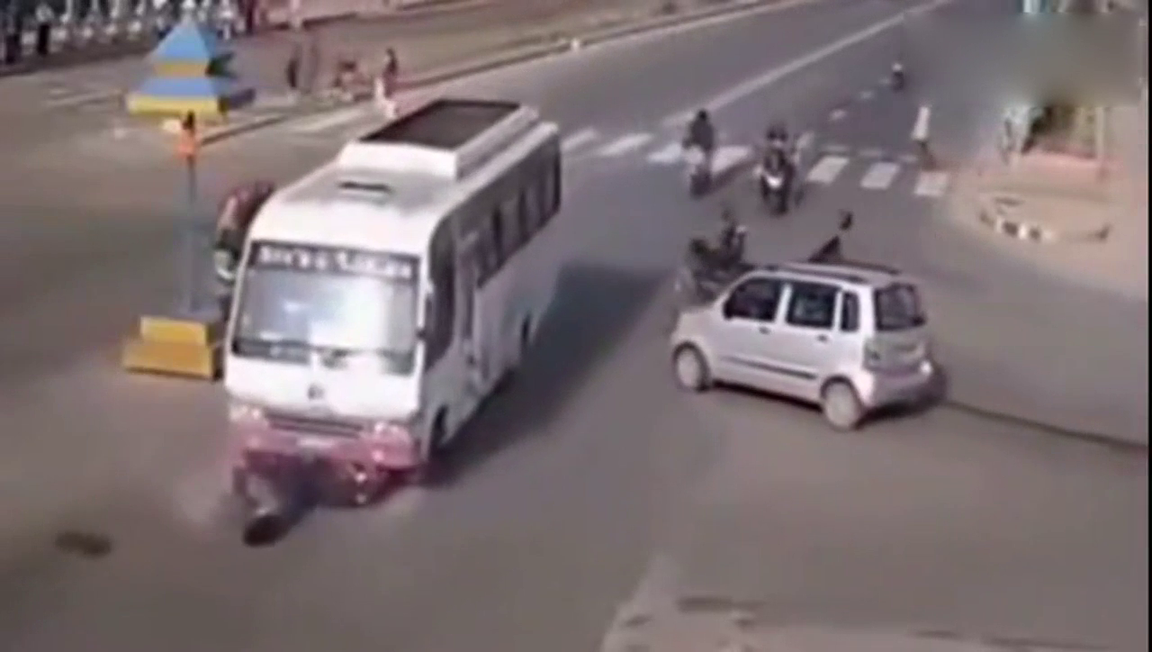 突然觉得不对劲，摩托车显然是加速了，电动车就没那么幸运了