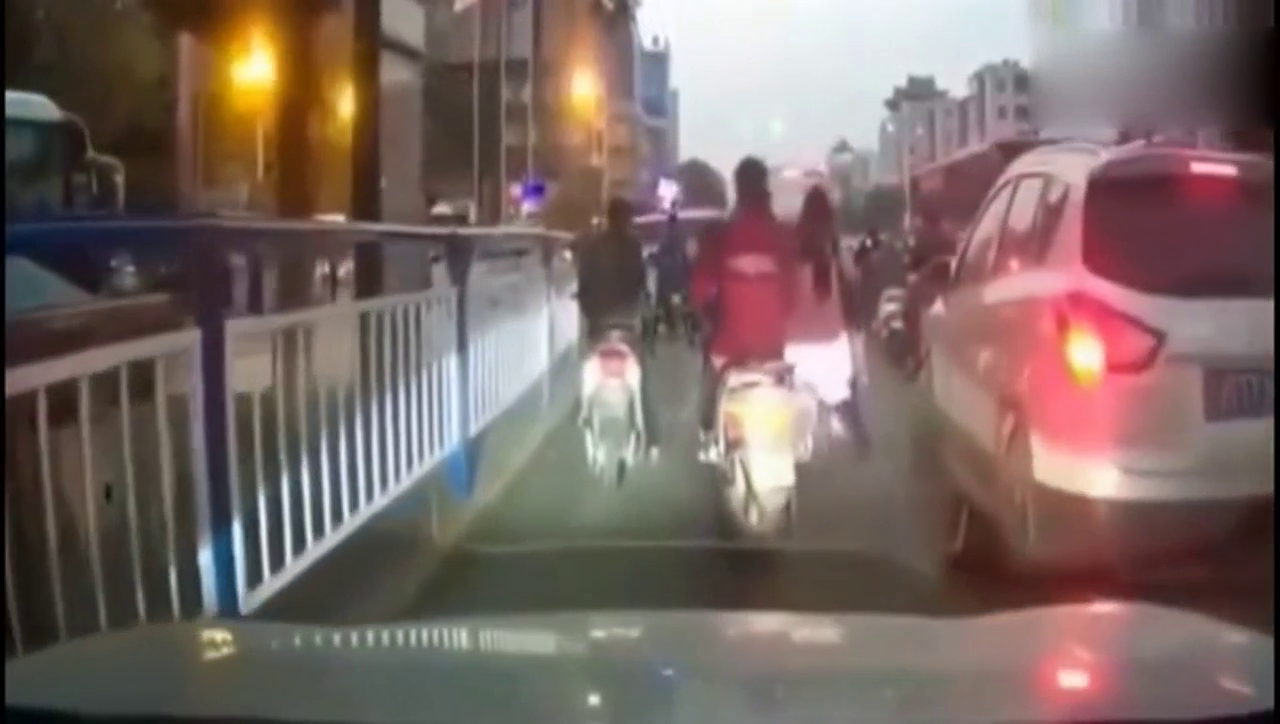 这个电动车男子真嚣张，下车的那一刻疯狂了