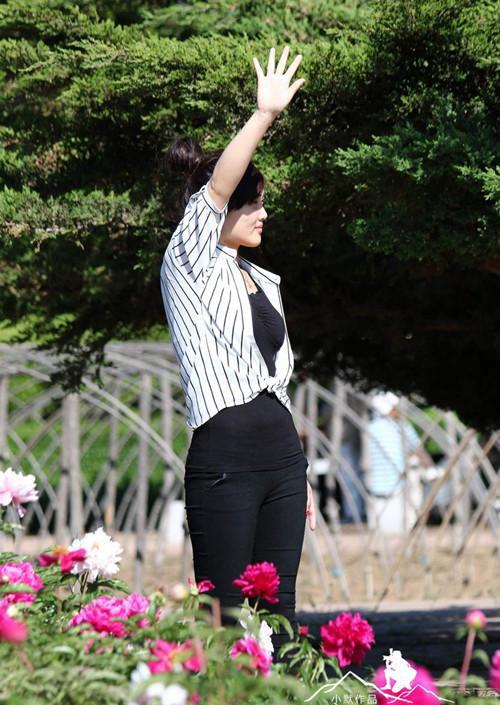 路人街拍: 极品紧身裤挺翘美女, 黑色绷紧美臀太