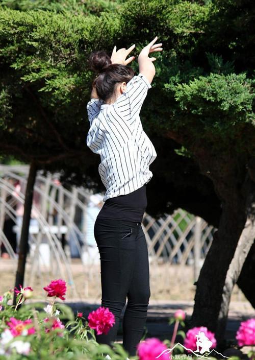 路人街拍: 极品紧身裤挺翘美女, 黑色绷紧美臀太