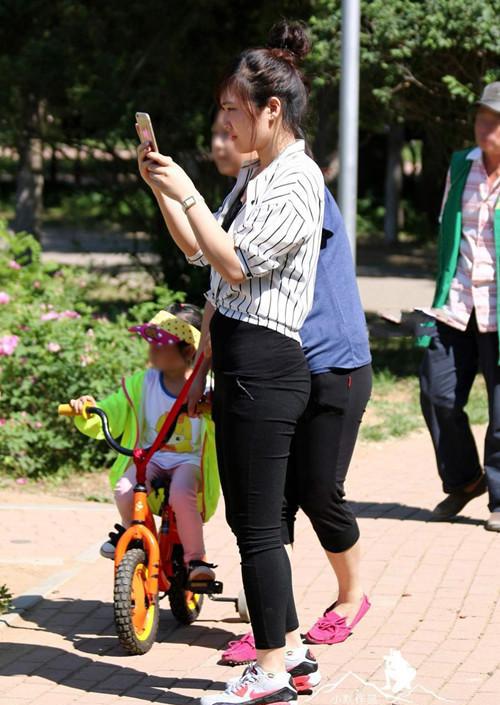 路人街拍: 极品紧身裤挺翘美女, 黑色绷紧美臀太