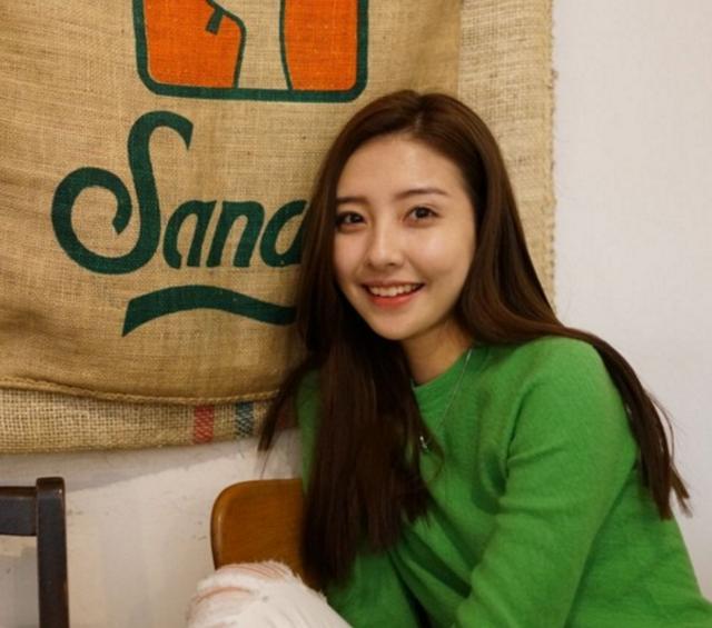 王思聪搂新欢现身迪士尼,女方微博大方晒照不