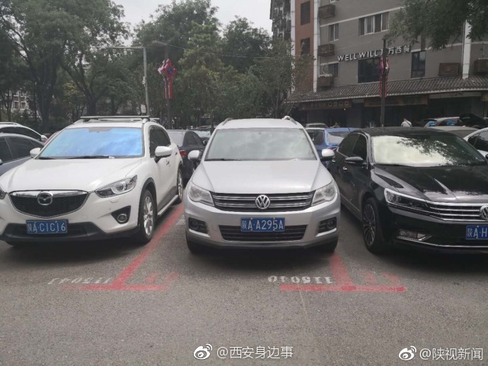 车门未锁停车场一停十多天 累计欠费500多元 