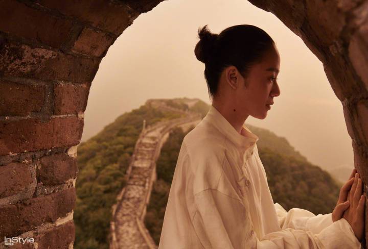周韵一鼓作气登顶长城，在竹林里拍写真，单单站着就是风景