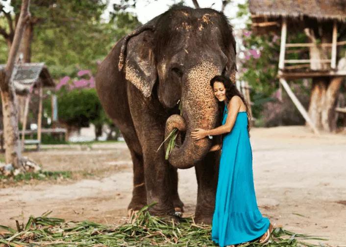 泰国游客到中国旅游,以为中国人过的很落魄,来