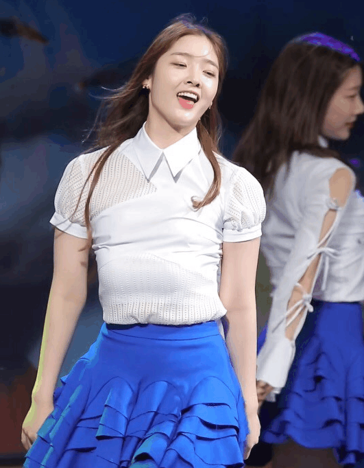 大写的尴尬! 韩DIA女团安恩真跳舞胸垫滑落 都