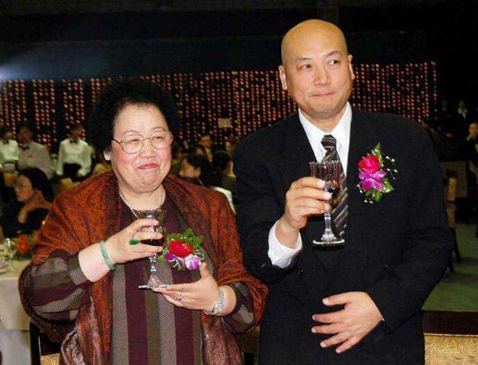 65岁迟重瑞近况曝光,结婚多年无子,仍称妻子陈丽华为"