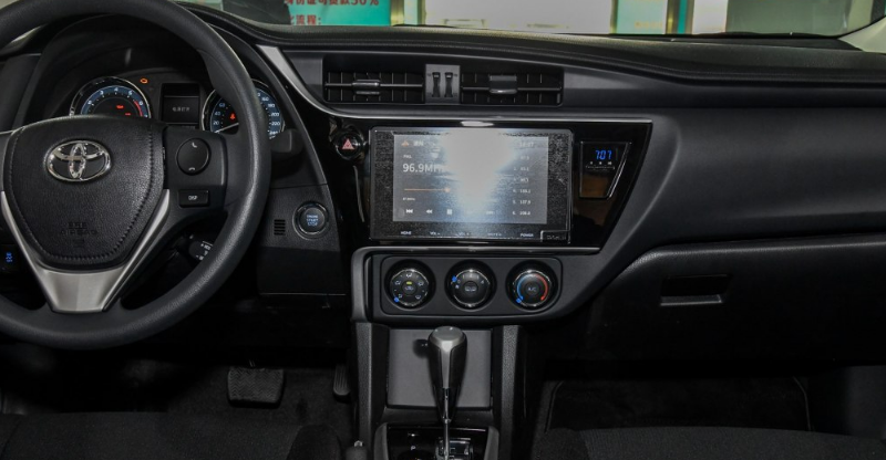 丰田卡罗拉,国民车,油耗低,驾乘舒适,行驶较平稳