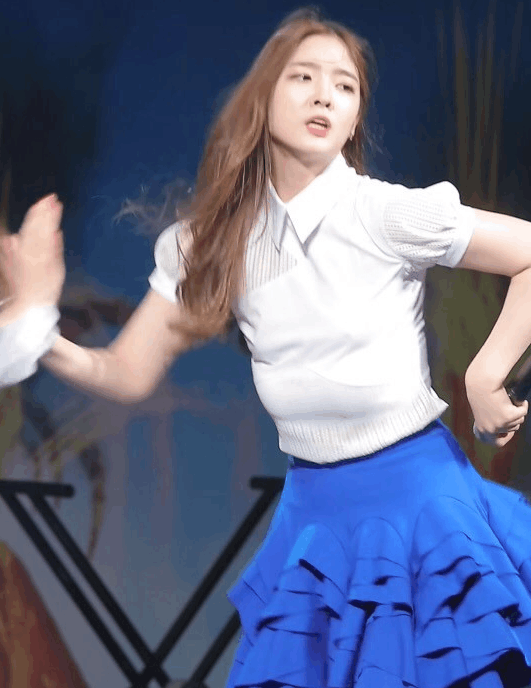 大写的尴尬! 韩DIA女团安恩真跳舞胸垫滑落 都