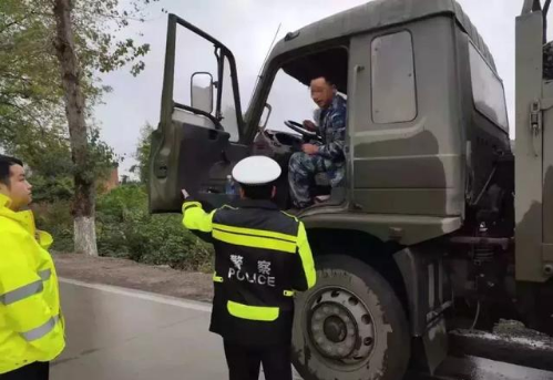 尴尬了！假军官开着假军车遇到真警察……