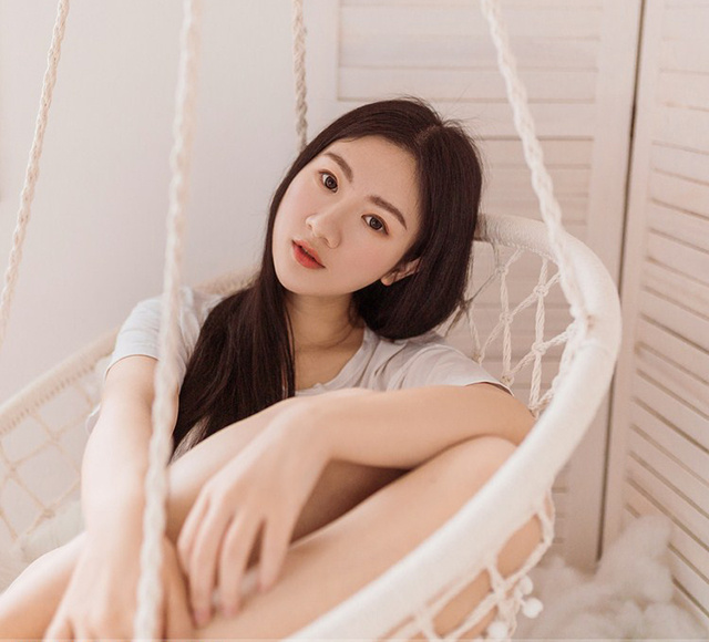 清纯大眼睛美女诱人写真_新浪看点