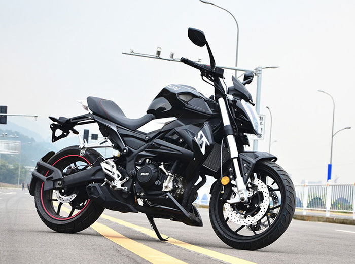 这款车售1.98万，双缸+水冷，极速164，号称“国产最快250”