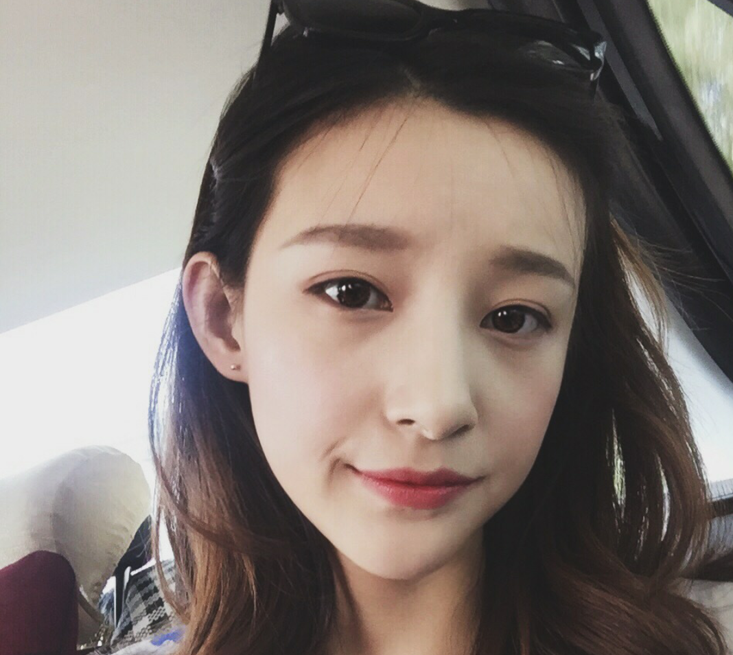 俄罗斯世界杯期间美女马凡舒主持豪门盛宴,球