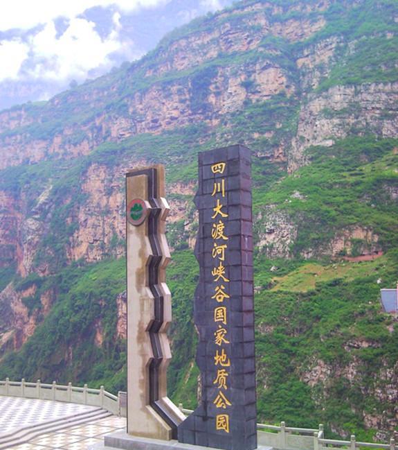 举世瞩目的成昆铁路也经过,藏在大渡河峡谷中的小镇