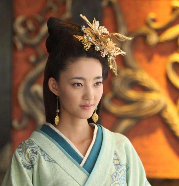 王丽坤：六岁打老师，十岁被烫伤继续念书，素颜女神的疯癫人生