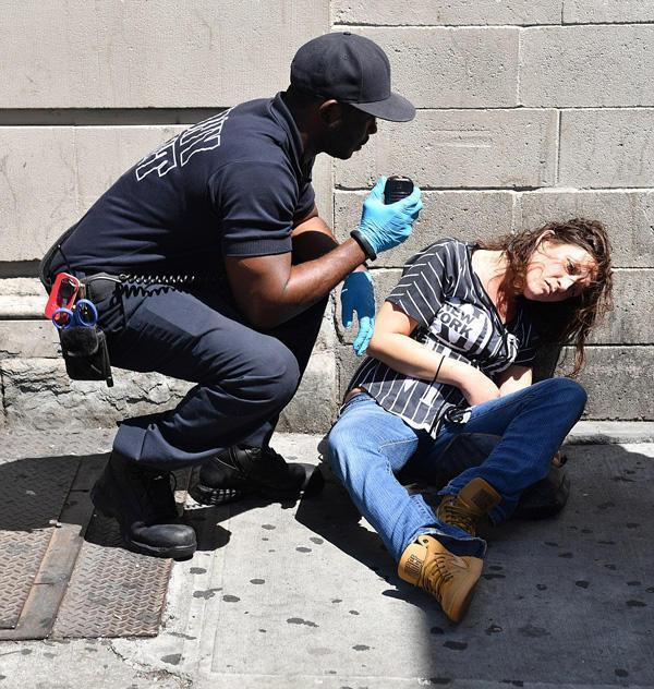 因为美国地区吸毒的合法性, 毒品泛滥, 多少年轻人成为瘾君子