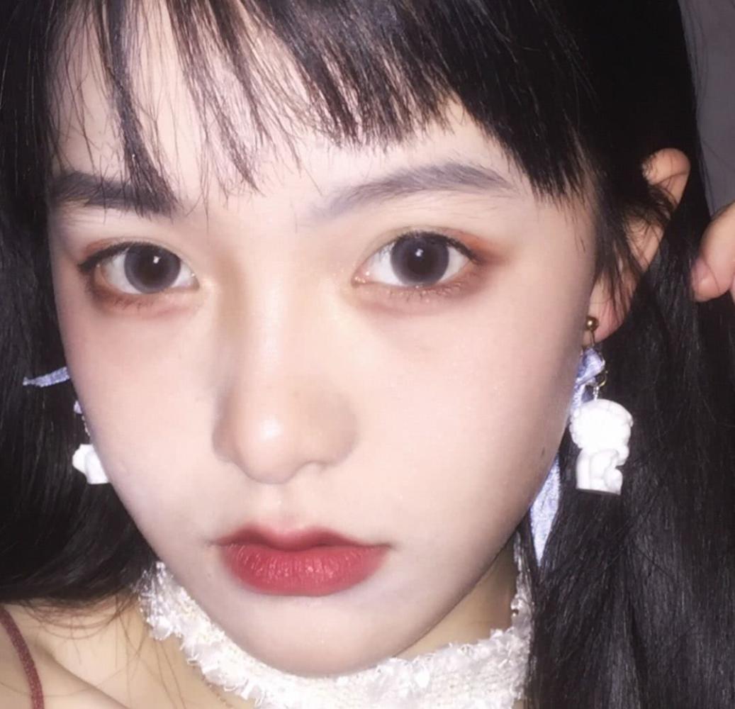妆容也没差.