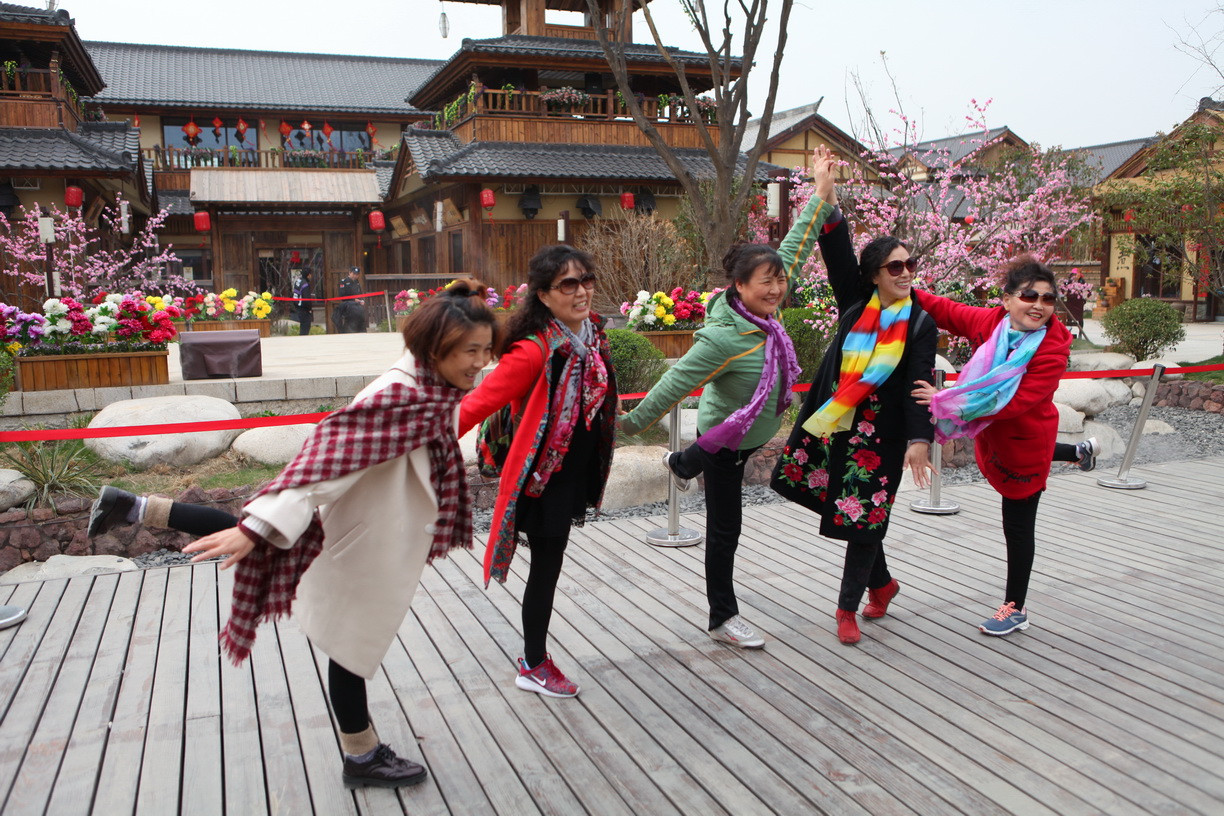 中国大妈旅游出行标配装备 人人必有一条丝巾