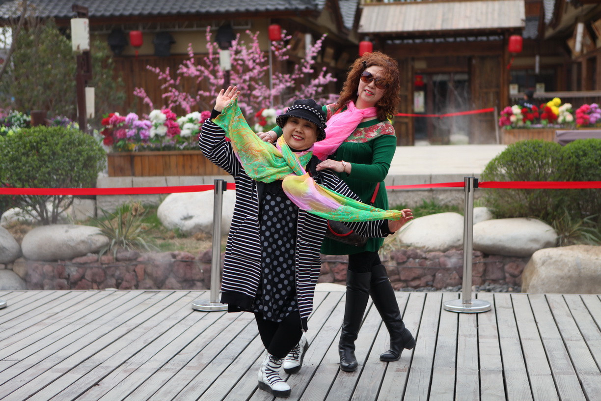 中国大妈旅游出行标配装备 人人必有一条丝巾