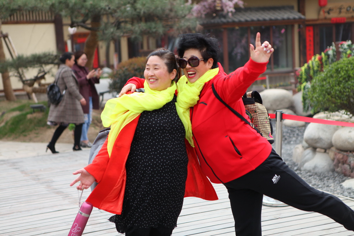 中国大妈旅游出行标配装备 人人必有一条丝巾