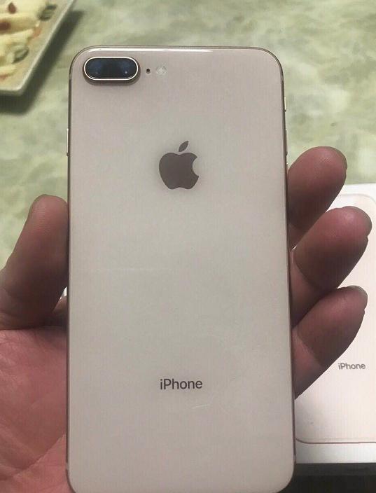 iphone8plus背面,iphone12pro背面 机身背面也没有什么问题,可以看到这是金色版本的iphone8plus,采用