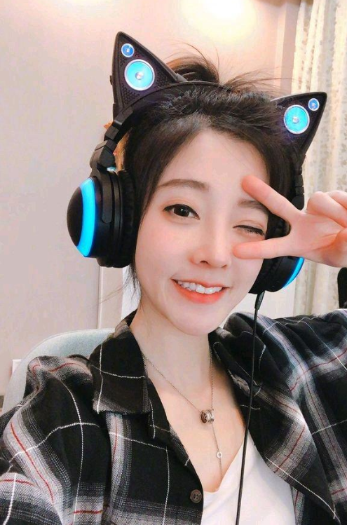 冯提莫猫耳耳机出镜惊艳粉丝,网友:再高一点就