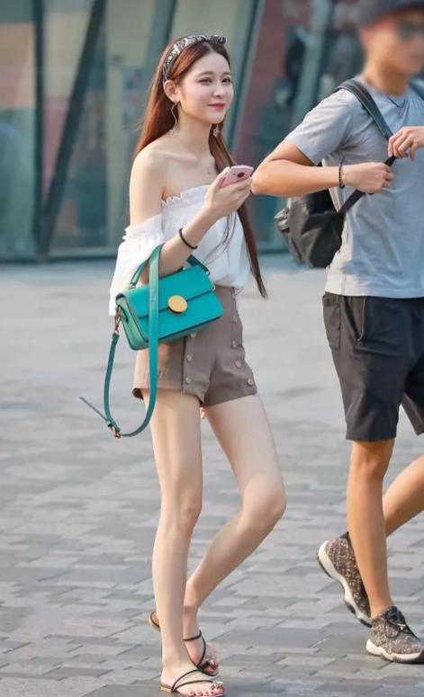 街拍:性感街头大露香肩,a性感与视频共存美女冲美女关走光图片