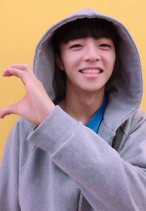 九人团中朱正廷秀腹肌, 蔡徐坤摸脸, 而他的