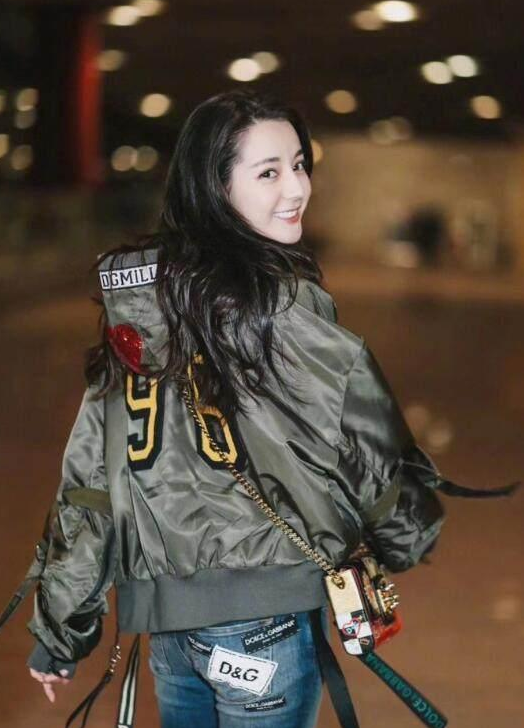 迪丽热巴米兰时装周街拍原片流出,高清镜头下