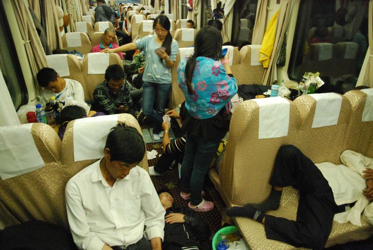 女子在火车硬座上睡觉,醒来之后发现周围的人都盯着她,尴尬了!