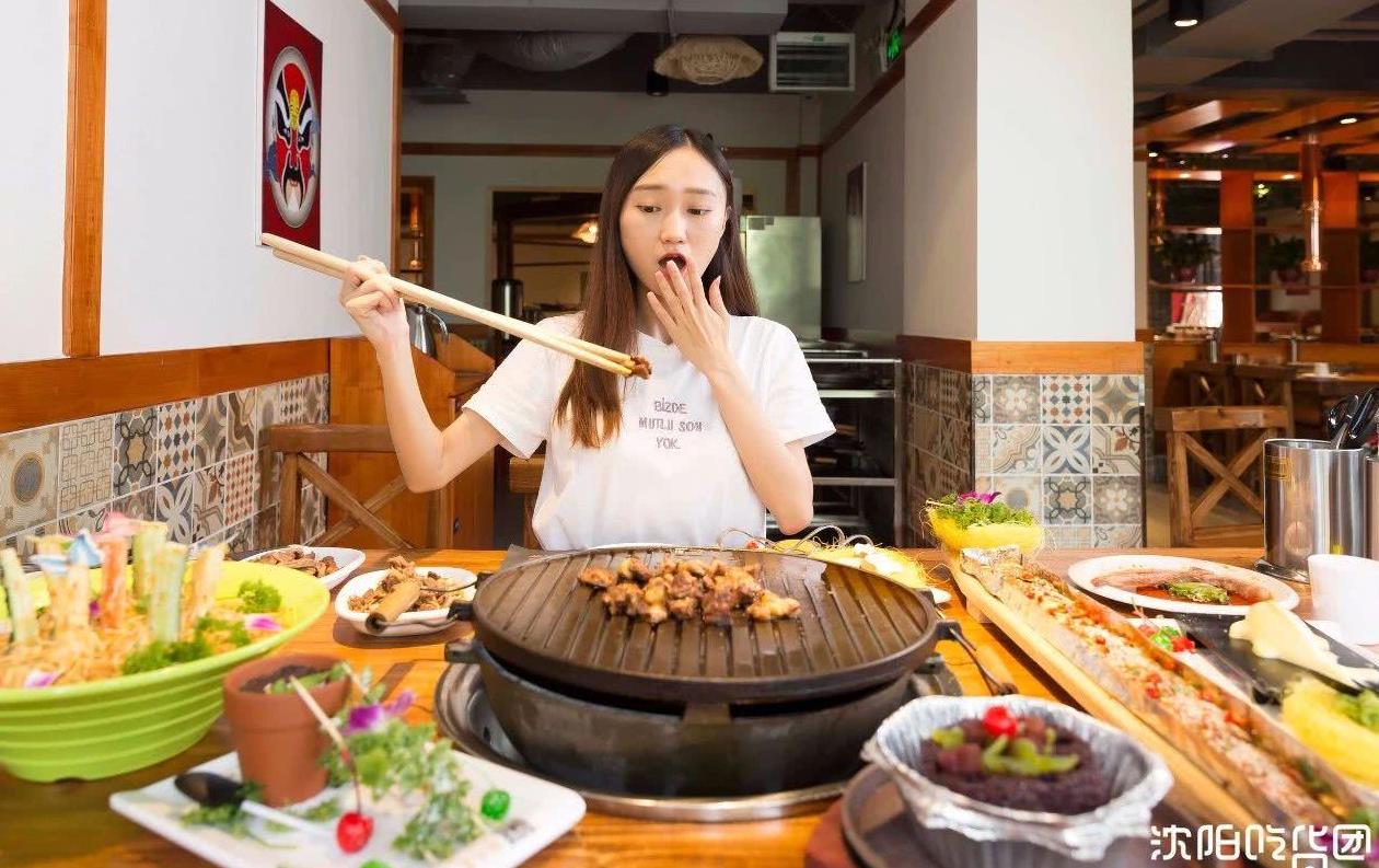 半米长的筷子吃烤肉,牛排得用熨斗烤,刷爆抖音的神店来沈阳了!