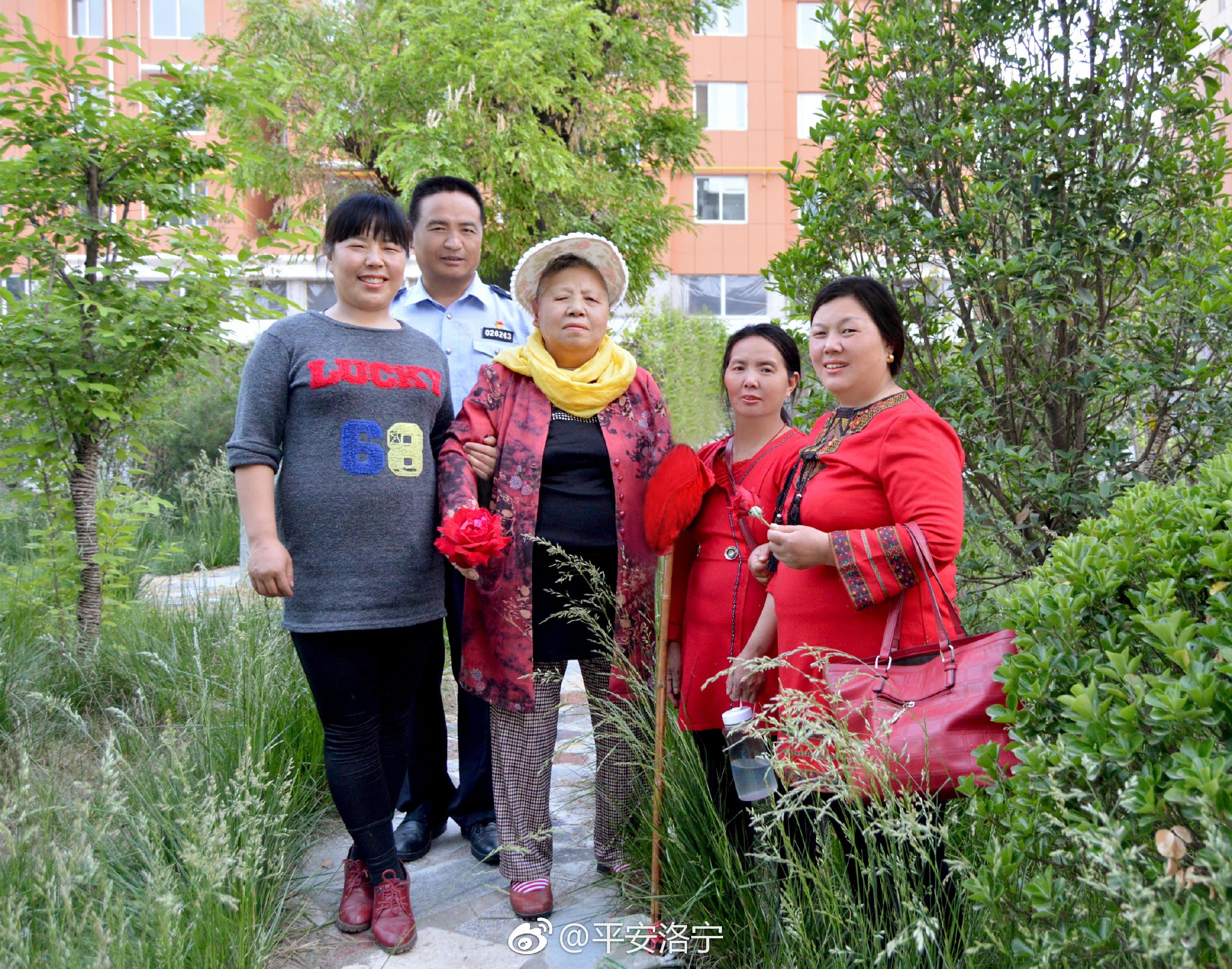 我和妈妈合张影 家有老妈真福宝 绽放幸福绚烂花